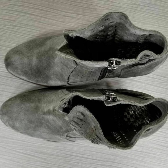 Vince Camuto Fenyia Bootie, Grey Suede, Womens Size 9 & 9.5 - Picture 8 of 10